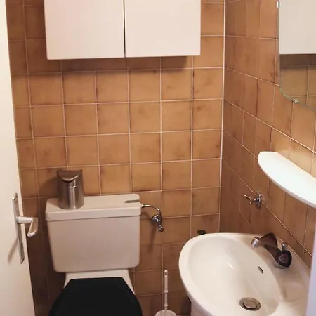 A 200m De La Tele-cabine De アパート